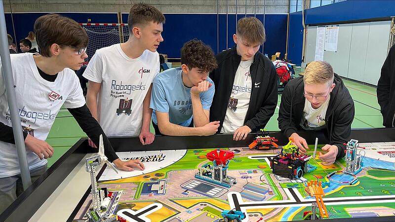 Das Team der Robogeeks, bestehend aus Torben Ossig, Paul Schuhmann, Til Schneider, Daniel Beidel, Antonia Wolf, Noah Mauer, Benjamin Kehl, Marvin und Philipp Eisenmann beim Regionalwettbewerb in Würzburg. Nicht dabei, aber mit unterstützend, waren...