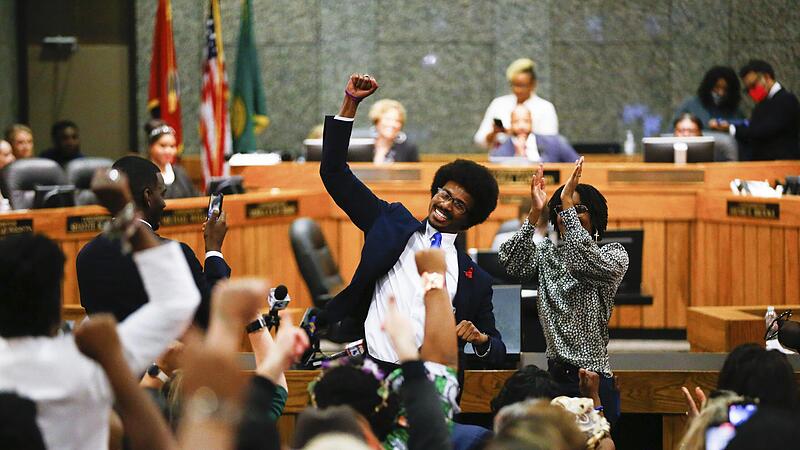 Justin Pearson feiert mit Unterst&uuml;tzern, nachdem er von der Shelby County Commission wieder in das Repr&auml;sentantenhaus von Tennessee aufgenommen wurde.