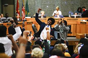 Justin Pearson feiert mit Unterst&uuml;tzern, nachdem er von der Shelby County Commission wieder in das Repr&auml;sentantenhaus von Tennessee aufgenommen wurde.