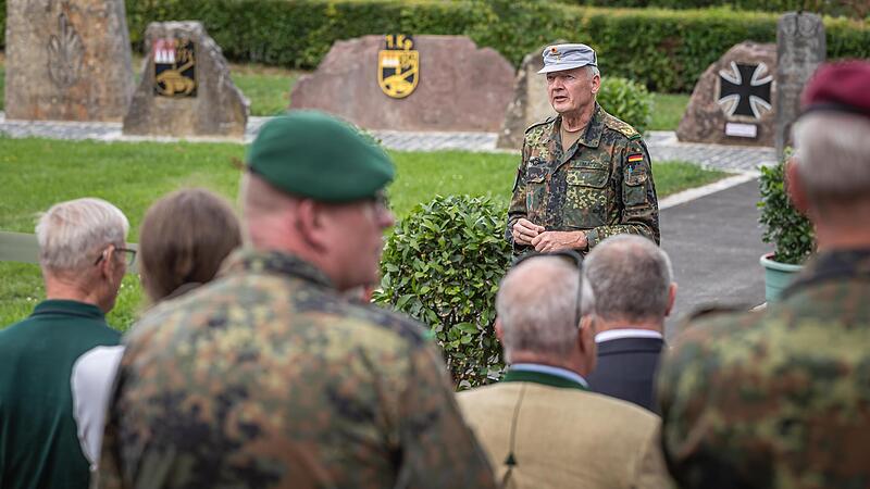 Stolz eröffnete Brigadegeneral Michael Matz, General der Infanterie und Kommandeur Infanterieschule, den „Garten der Steine“. Auch einige Angehörige der ehemaligen Verbände und Einheiten des Lagerbergs sowie zahlreiche Lokalpolitiker waren hierzu ... Stolz eröffnete Brigadegeneral Michael Matz, General der Infanterie und Kommandeur Infanterieschule, den „Garten der Steine“. Auch einige Angehörige der ehemaligen Verbände und Einheiten des Lagerbergs sowie zahlreiche Lokalpolitiker waren hierzu ...