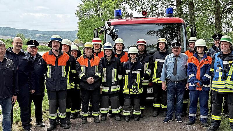 Bürgermeister Carsten Joneitis und Kreisbrandmeister Florian Kügler (v. l.) mit den erfolgreichen Einsatzkräften. Bürgermeister Carsten Joneitis und Kreisbrandmeister Florian Kügler (v. l.) mit den erfolgreichen Einsatzkräften.