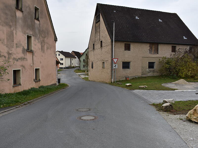 Die abknickende Vorfahrt in Kasberg, die besser sichtbar gemacht werden soll.