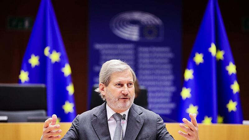 EU-Haushaltskommissar Johannes Hahn zeigte sich zufrieden, dass sein Entwurf des milliardenschweren EU-Haushaltes angenommen wurde. EU-Haushaltskommissar Johannes Hahn zeigte sich zufrieden, dass sein Entwurf des milliardenschweren EU-Haushaltes angenommen wurde.
