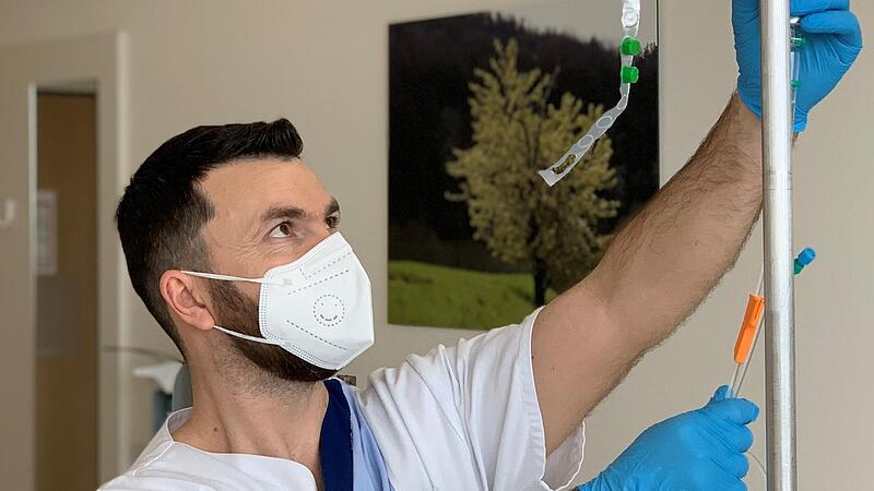 Der junge Albaner und Familienvater Klevis Zahoaliaj arbeitet seit vier Monaten im Klinikum Bamberg.