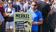 Sven Liebich mit einem Plakat in Halle: „Merkel. Länger an der Macht als Hitler ... und kein Stauffenberg in Sicht“. Sven Liebich mit einem Plakat in Halle: „Merkel. Länger an der Macht als Hitler ... und kein Stauffenberg in Sicht“.