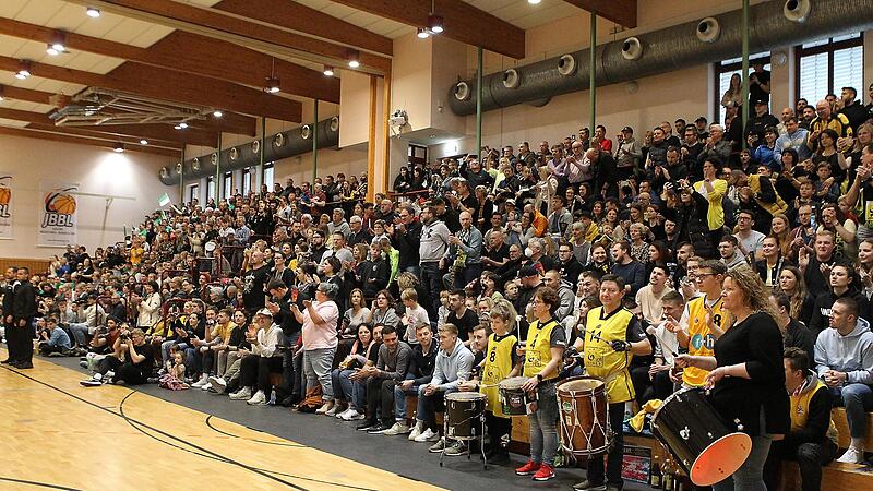Beim ersten Spiel der Finalserie war die Hans-Jung-Halle brechend voll. In Spiel 2 werden 100 Güßbacher Fans die Mannschaft in Ansbach anfeuern. Doppelt so viele wären gerne in der Weinberghalle dabei. Beim ersten Spiel der Finalserie war die Hans-Jung-Halle brechend voll. In Spiel 2 werden 100 Güßbacher Fans die Mannschaft in Ansbach anfeuern. Doppelt so viele wären gerne in der Weinberghalle dabei.