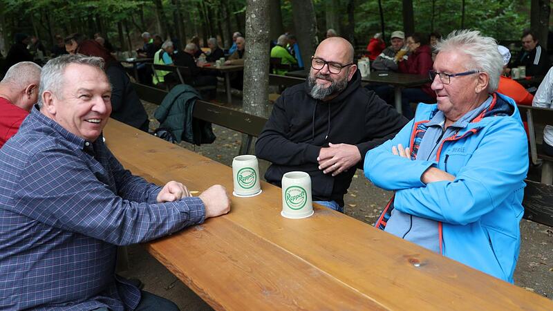Franz Roppelt (l.) fachsimpelt am letzten Kellertag in Stiebarlimbach mit Matthias Erlwein (2. v. r.), dem Pächter des Forchheimer Glockenkellers.Forchheim & Fränkische Schweiz Franz Roppelt (l.) fachsimpelt am letzten Kellertag in Stiebarlimbach mit Matthias Erlwein (2. v. r.), dem Pächter des Forchheimer Glockenkellers.Forchheim & Fränkische Schweiz