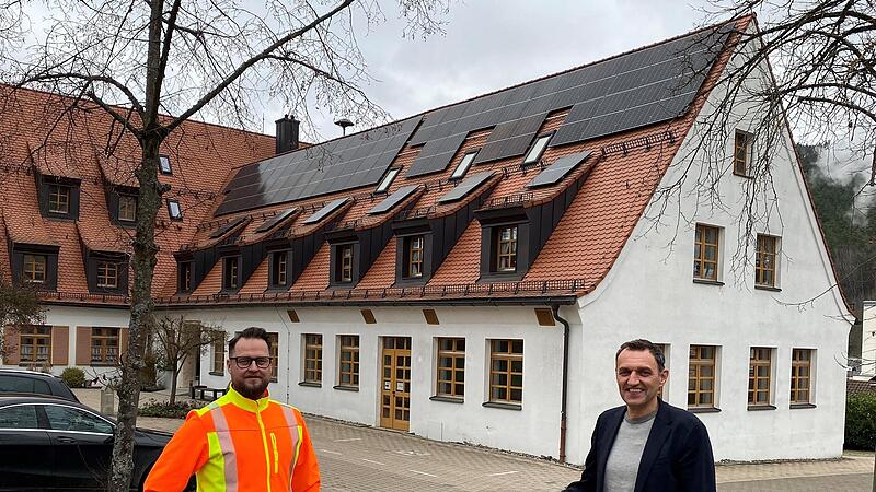 Bauhofleiter Michael Lehnhardt und Bürgermeister Jörg Neubauer vor dem Rathaus, in das und an dem  eifrig in Photovoltaik- und Solartechnik investiert wurde.