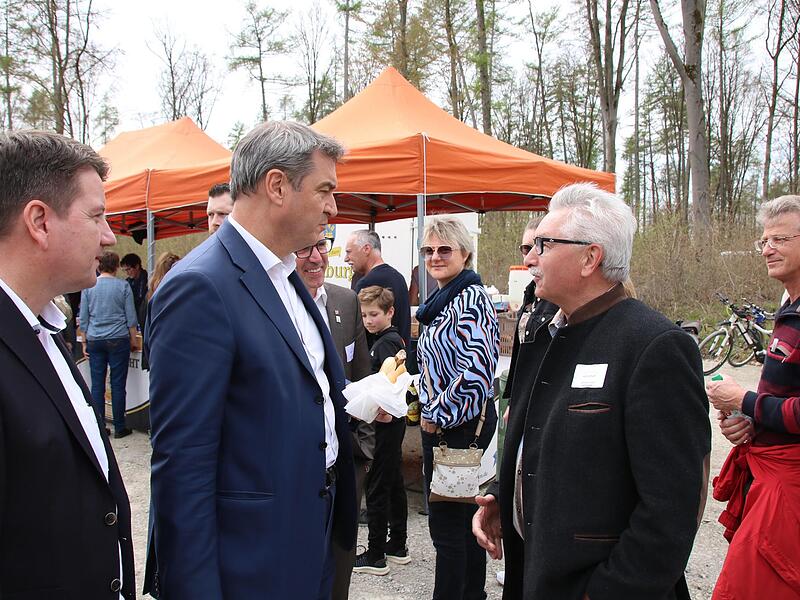Ministerpräsident Markus Söder tauschte sich unter anderem mit Altbürgermeister Peter Hart über den Bau des Windparks aus. Ministerpräsident Markus Söder tauschte sich unter anderem mit Altbürgermeister Peter Hart über den Bau des Windparks aus.