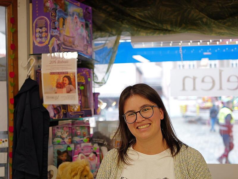 Michaele Drebinger vom Spielwarenladen in Herzogenaurach. Bei Spielwaren Ellwanger gibt es Sonntagszuschlag f&uuml;r die Mitarbeiterinnen und Mitarbeiter.