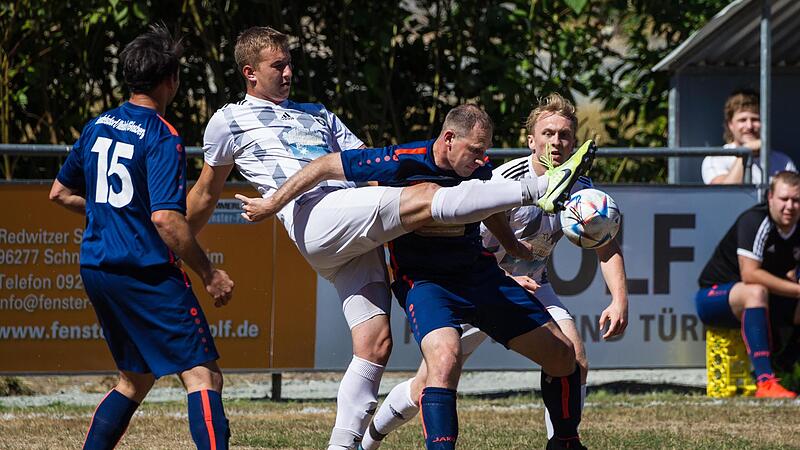 Der FC Wacker Haig um Joseph Detsch (weißes Trikot) sicherte sich in der Nachspielzeit gerade noch einen Punkt bei der SG Burggrub/Stockheim. Der FC Wacker Haig um Joseph Detsch (weißes Trikot) sicherte sich in der Nachspielzeit gerade noch einen Punkt bei der SG Burggrub/Stockheim.