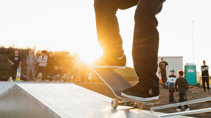 Nicht nur in den Ferien der Renner: T&auml;glich k&ouml;nnen sich Kids ab acht Jahren kostenlos mit Skateboard, Inlinern, Fahrrad oder BMX im Skatepark Knetzgau vergn&uuml;gen.