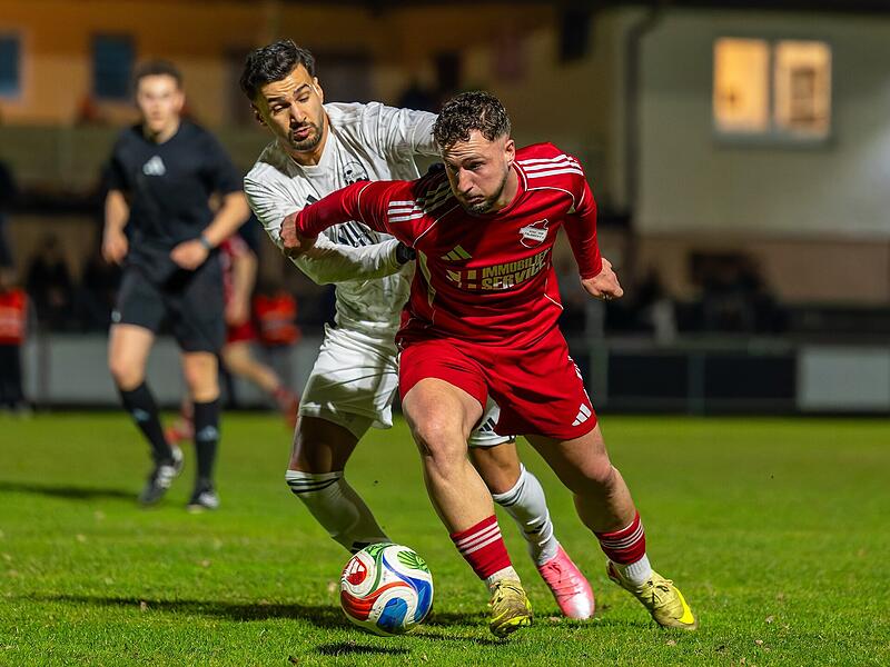 Aykut Civelek (wei&szlig;) schoss beim ATSV Erlangen das zweite Tor f&uuml;r den FC Coburg und machte damit den Sieg ohne Gegentor perfekt.