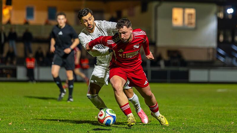 Aykut Civelek (wei&szlig;) schoss beim ATSV Erlangen das zweite Tor f&uuml;r den FC Coburg und machte damit den Sieg ohne Gegentor perfekt.