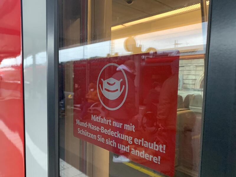 Noch h&auml;ngen die Maskenhinweise an den Zugt&uuml;ren. Das w&uuml;rde sich schon im Dezember &auml;ndern, wenn es nach der CSU ginge.