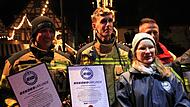 Weltrekord Feuerwehr ForchheimForchheim & Fränkische Schweiz (Von links) Daniel Marschner und Kai Steinbrenner mit ihren Weltrekord-Urkunden. Rekordrichterin Laura Kuchenbecker vom Rekord-Institut für Deutschland attestierte den Weltrekord im Non-Stop-Marsch mit Atemschutzgerät.
