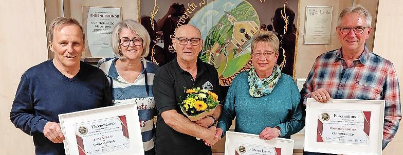 Zu Ehrenmitgliedern des Gesangvereins Frohsinn Riedenberg wurden Josef Schaab (links), Blanka Dorn (4.v.l.) und Manfred Fr&ouml;hlich (rechts) ernannt. Es gratulierten 2. Vorsitzende Evelyn Schneider und Vorsitzender Hubert Dorn.