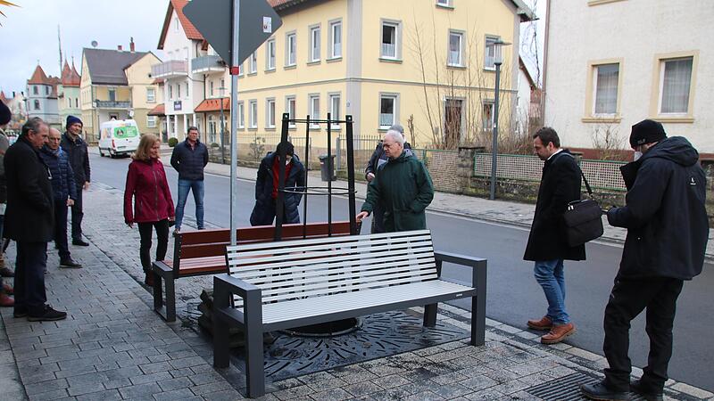 F&uuml;r dieses Modell entschieden sich die Bauausschussmitglieder beim Bemusterungstermin in der Bahnhofstra&szlig;e. Allerdings sollen die neuen B&auml;nke nicht grau sein, sie werden in einem rotbraunen Farbton bestellt.