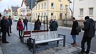 Für dieses Modell entschieden sich die Bauausschussmitglieder beim Bemusterungstermin in der Bahnhofstraße. Allerdings sollen die neuen Bänke nicht grau sein, sie werden in einem rotbraunen Farbton bestellt.