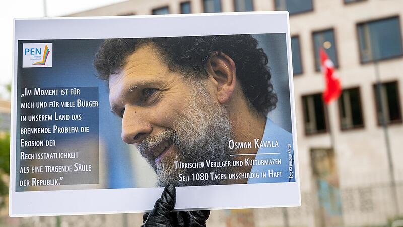 Mahnwache des PEN-Zentrums Berlin für den türkischen Verleger und Kulturmäzen Osman Kavala im Jahr 2020 vor der türkischen Botschaft. Mahnwache des PEN-Zentrums Berlin für den türkischen Verleger und Kulturmäzen Osman Kavala im Jahr 2020 vor der türkischen Botschaft.