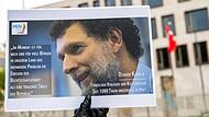 Mahnwache des PEN-Zentrums Berlin für den türkischen Verleger und Kulturmäzen Osman Kavala im Jahr 2020 vor der türkischen Botschaft.