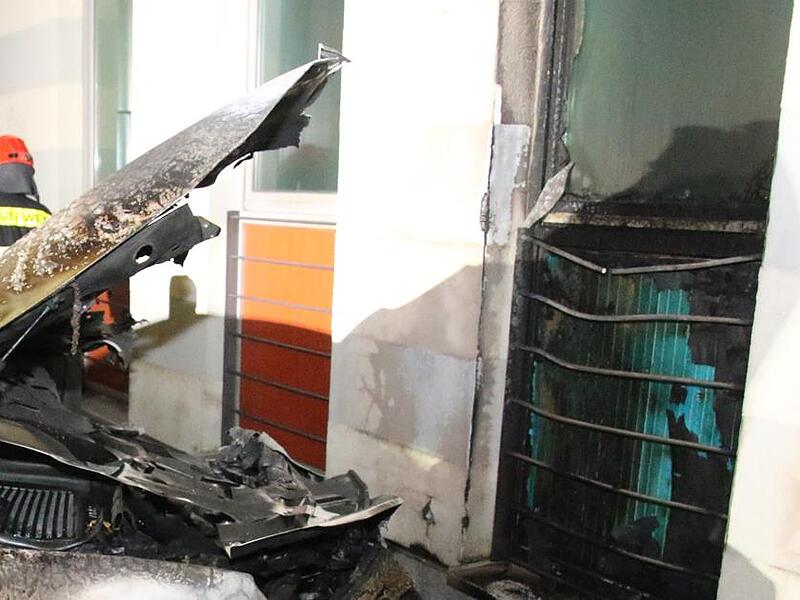 Das Feuer hatte schon die Wand des Gebäudes beschädigt.