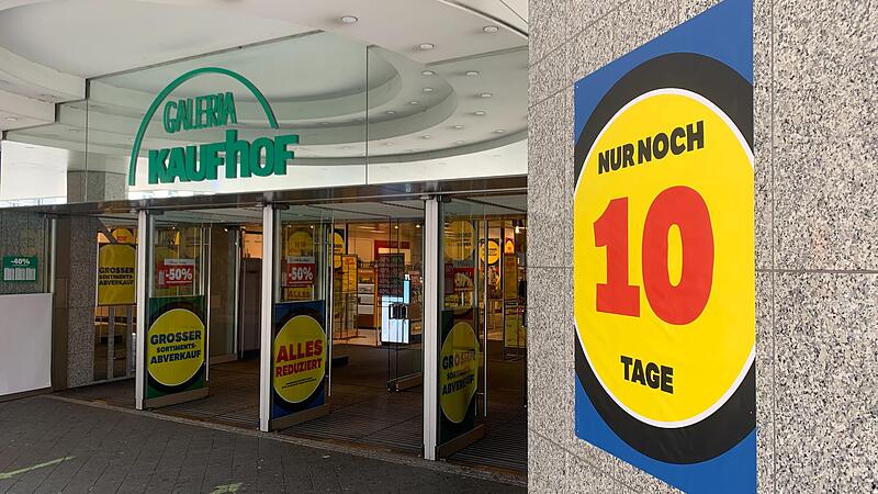 Der Kaufhof in Coburg schließt: Plakate verkünden bereits das immer näher rückende Ende.