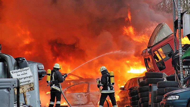Der größte Einsatz der Maßbacher Feuerwehr in den letzten Jahren war der Großbrand bei einer Autoverwertung im Dorf. Der größte Einsatz der Maßbacher Feuerwehr in den letzten Jahren war der Großbrand bei einer Autoverwertung im Dorf.