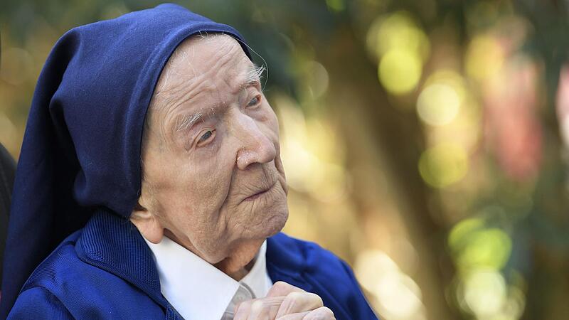 Galt seit April 2022 als die älteste Frau der Welt: Die Französin Schwester André, die nun, kurz vor ihrem 119. Geburtstag, gestorben ist. Galt seit April 2022 als die älteste Frau der Welt: Die Französin Schwester André, die nun, kurz vor ihrem 119. Geburtstag, gestorben ist.