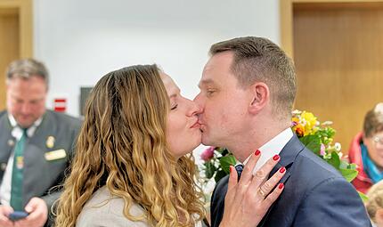 F&uuml;r die beiden ist es ein Ergebnis zum Knutschen: Johannes Maciejonczyk (rechts) und Gattin Monika Riemer-Maciejonczyk k&ouml;nnen sich &uuml;ber einen klaren Wahlsieg freuen.