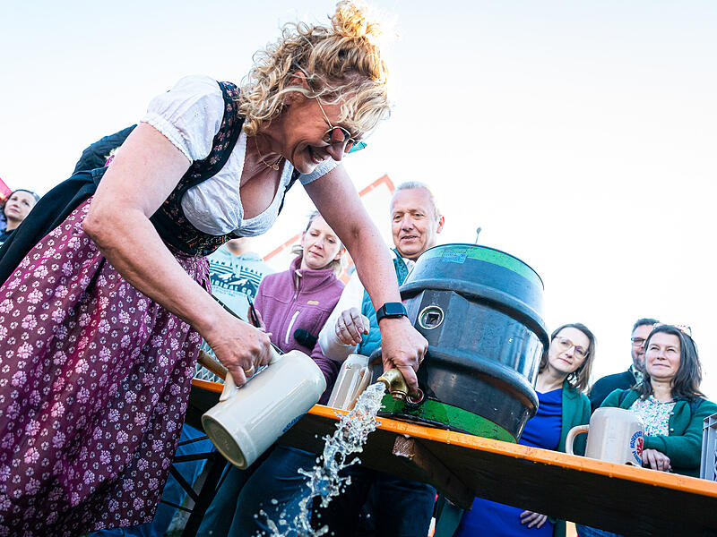 Mit dem Bieranstich und dem Aufstellen des Maibaums ist das Walberlafest auf der Ehrenb&uuml;rg am Donnerstag offiziell er&ouml;ffnet worden.