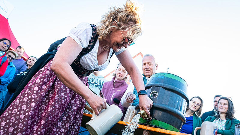 Mit dem Bieranstich und dem Aufstellen des Maibaums ist das Walberlafest auf der Ehrenb&uuml;rg am Donnerstag offiziell er&ouml;ffnet worden.