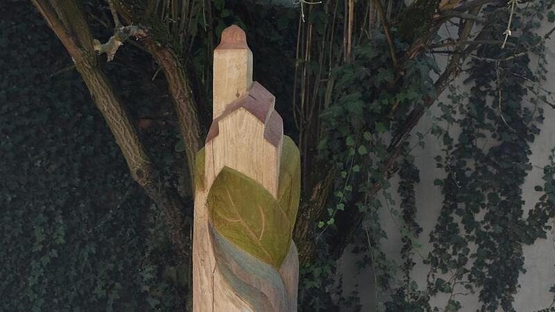 Die Klosterkiche von Aura schuf Johanna Barth aus dem Stamm.