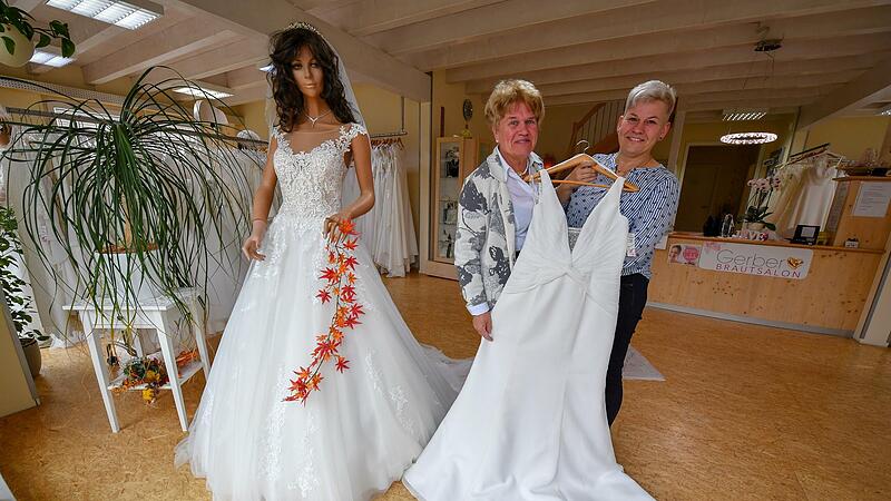 Clara Gerber (links) und ihre Tochter Heike Schleicher   sind ein eingespieltes Team.  Sie verkaufen mit Herz und Seele Brautmode.