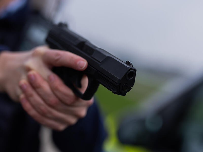 Das Opfer &uuml;berlebte einen Kopfschuss. Die mutma&szlig;lichen T&auml;ter mussten sich am 7. September zum Prozessauftakt am Landgericht N&uuml;rnberg-F&uuml;rth verantworten. (Symbolbild)