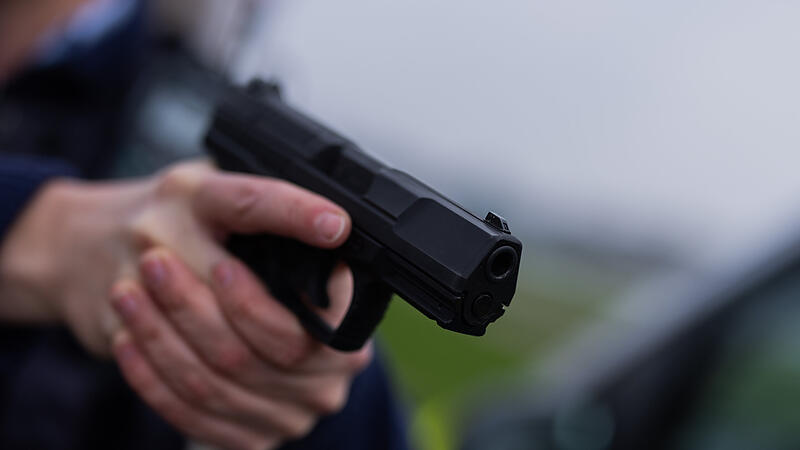 Polizei Pistole Das Opfer überlebte einen Kopfschuss. Die mutmaßlichen Täter mussten sich am 7. September zum Prozessauftakt am Landgericht Nürnberg-Fürth verantworten. (Symbolbild)