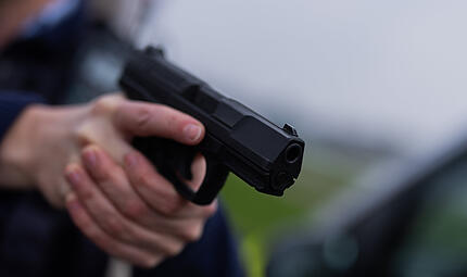 Das Opfer &uuml;berlebte einen Kopfschuss. Die mutma&szlig;lichen T&auml;ter mussten sich am 7. September zum Prozessauftakt am Landgericht N&uuml;rnberg-F&uuml;rth verantworten. (Symbolbild)