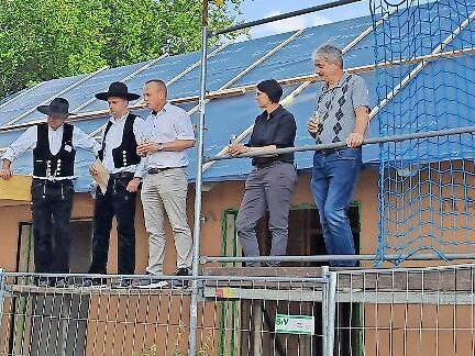 Zimmerer Jörg und Max Pfeiffer (von links), Bürgermeister Thomas Löffler, Architektin Dorothea Dietrich und Dietmar Neubauer als Vertreter der Dorfgemeinschaft freuen sich auf das neue „Dorfhäusla“ in Hirschfeld.