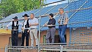 Zimmerer Jörg und Max Pfeiffer (von links), Bürgermeister Thomas Löffler, Architektin Dorothea Dietrich und Dietmar Neubauer als Vertreter der Dorfgemeinschaft freuen sich auf das neue „Dorfhäusla“ in Hirschfeld.