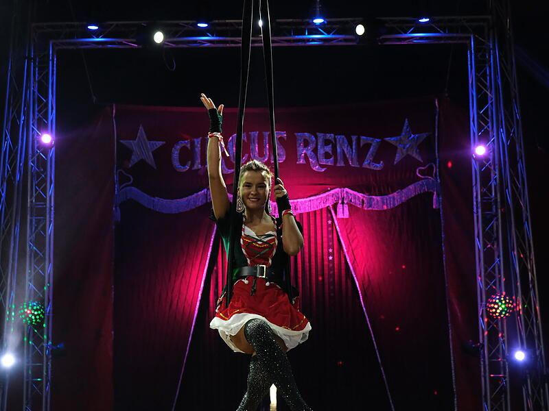 Der Zirkus Renz gastiert mit seinem „Wonderful Christmas Circus“ wieder in Forchheim. Ein neues, buntes Programm soll geboten werden. Dafür laufen schon die ersten Proben und der Aufbau.