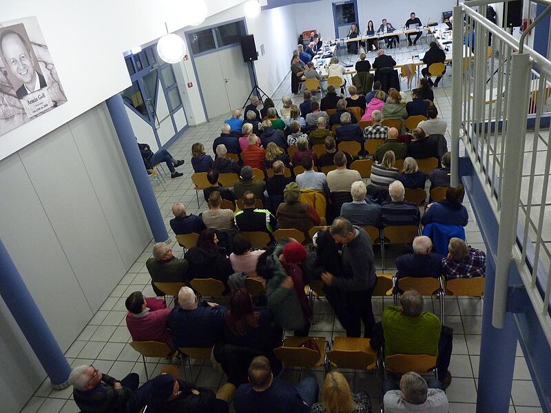 Mehr als 80 Besucher hörten den Ausführungen der Gemeinderäte zu. Mehr als 80 Besucher hörten den Ausführungen der Gemeinderäte zu.