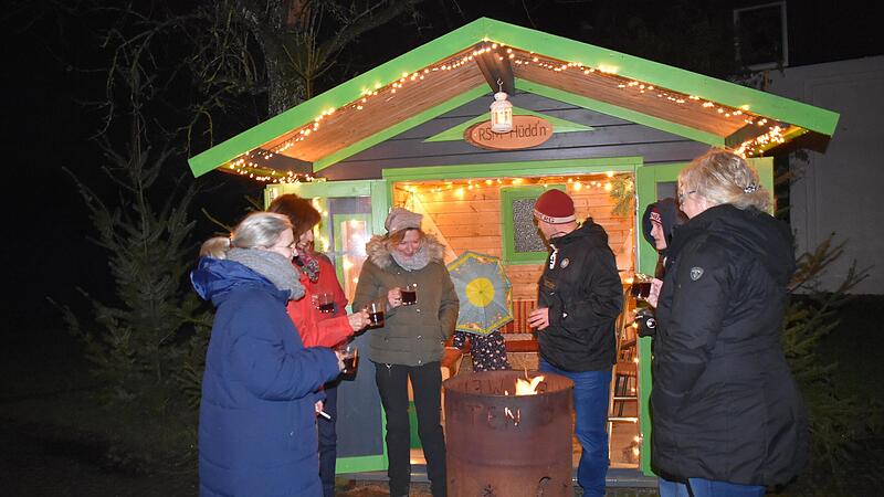 Glühwein in Selbstbedienung gibt es bei Susanne Pingold (3. v. l.) in Lilling.Forchheim & Fränkische Schweiz