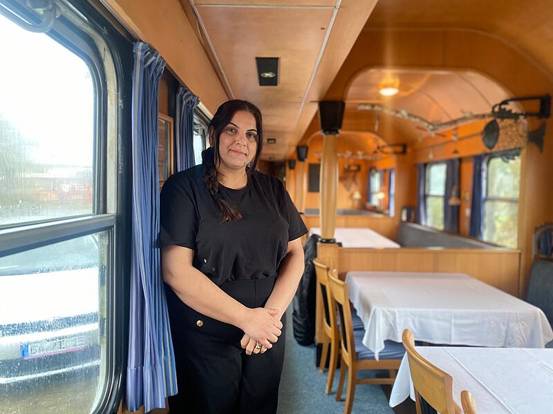 Bald schon wird Aise Mustafa unter anderem im Speisewagen des alten Bahnhofs in Steppach zusammen mit ihrem Mann Erkour Memet G&auml;ste empfangen. Dieser steckte w&auml;hrend des Gespr&auml;chs mit dem FTs noch mitten in den letzten Vorbereitungen.