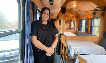 Bald schon wird Aise Mustafa unter anderem im Speisewagen des alten Bahnhofs in Steppach zusammen mit ihrem Mann Erkour Memet G&auml;ste empfangen. Dieser steckte w&auml;hrend des Gespr&auml;chs mit dem FTs noch mitten in den letzten Vorbereitungen.