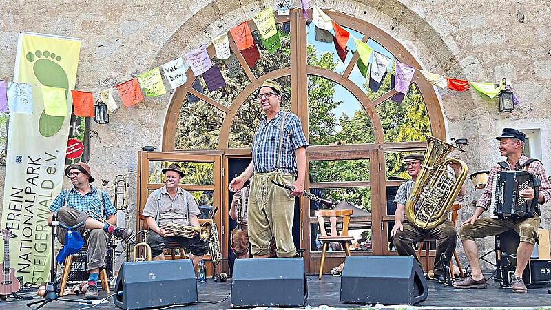 Das Musikkabarett „häisd‘n‘däisd vomm mee“ begeisterte am Nationalparktag in Ebrach.Florian Tully Das Musikkabarett „häisd‘n‘däisd vomm mee“ begeisterte am Nationalparktag in Ebrach.Florian Tully