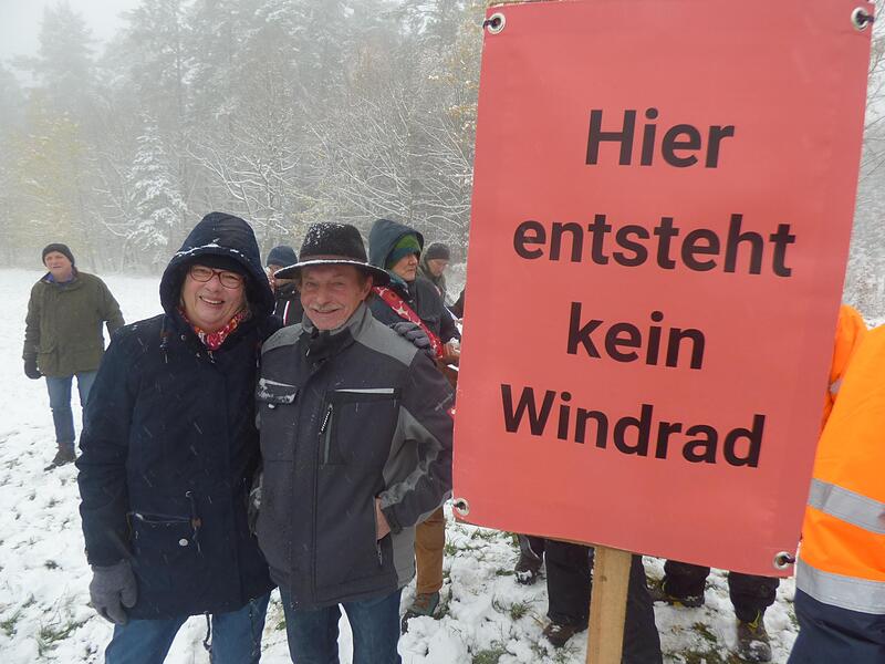 B&uuml;rger beziehen auf der Langen Meile klare Position. Bei der Ortsbegehung dabei waren Windkraftgegner, aber auch Bef&uuml;rworter, wie das Ehepaar im Bild.Forchheim & Fr&auml;nkische Schweiz