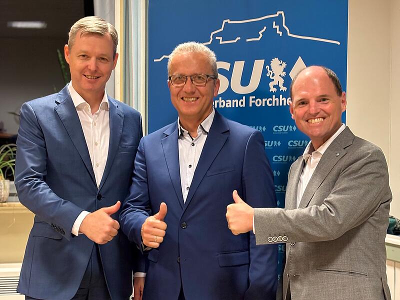 MdB Thomas Silberhorn (l.) und MdL Michael Hofmann (r.) unterstützen Michael Knörlein als Bürgermeisterkandidat in Kirchehrenbach.