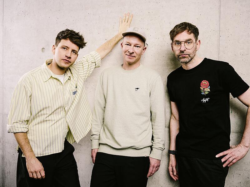 Lukas Nimscheck, Florian Sump und Markus Pauli (von links) kommen am 7. Juni nach Eggolsheim. Besser bekannt sind die drei als die Hamburger Kinder-Rap-Gruppe Deine Freunde. Im Interview spricht Rapper Sump &uuml;ber ihr neues Album, strahlende Kinderaugen und seine Leidenschaft zum Badengehen.