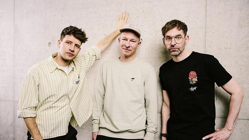 Lukas Nimscheck, Florian Sump und Markus Pauli (von links) kommen am 7. Juni nach Eggolsheim. Besser bekannt sind die drei als die Hamburger Kinder-Rap-Gruppe Deine Freunde. Im Interview spricht Rapper Sump &uuml;ber ihr neues Album, strahlende Kinderaugen und seine Leidenschaft zum Badengehen.