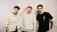 Lukas Nimscheck, Florian Sump und Markus Pauli (von links) kommen am 7. Juni nach Eggolsheim. Besser bekannt sind die drei als die Hamburger Kinder-Rap-Gruppe Deine Freunde. Im Interview spricht Rapper Sump &uuml;ber ihr neues Album, strahlende Kinderaugen und seine Leidenschaft zum Badengehen.